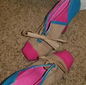 Color blocked platform heel